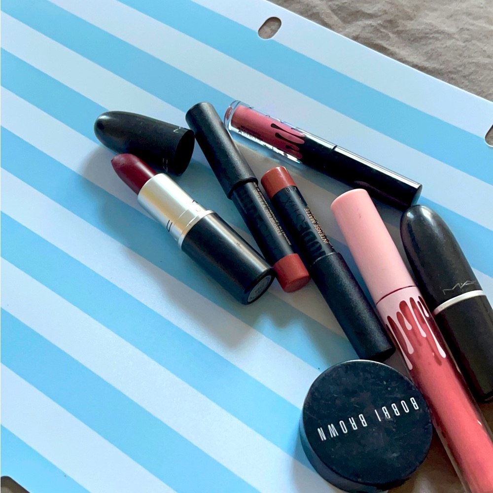 Bundle of lipstick